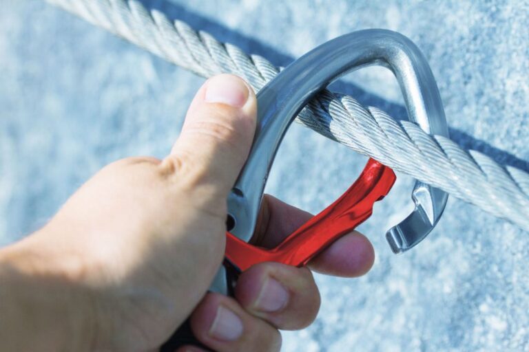 Jak wybrać system asekuracji na dach