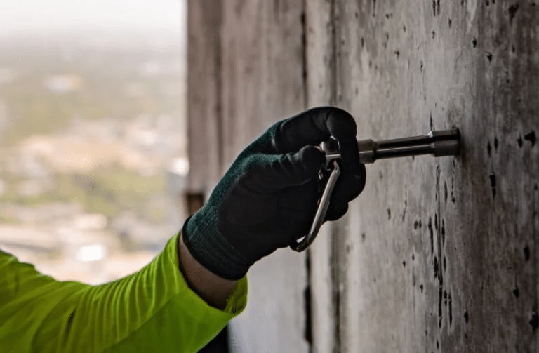 Jak zamontować słupek kotwiczący do betonu