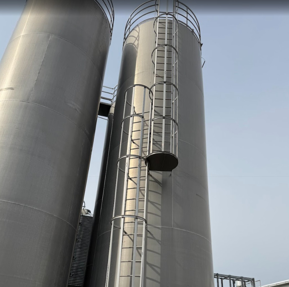 Montaż drabin pionowych wysokich na zbiornikach Warszawa